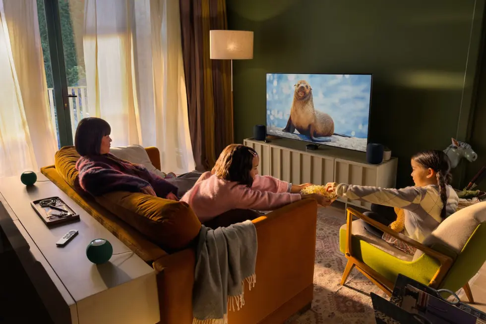 Apple TV 4K með fjórum HomePod hátölurum