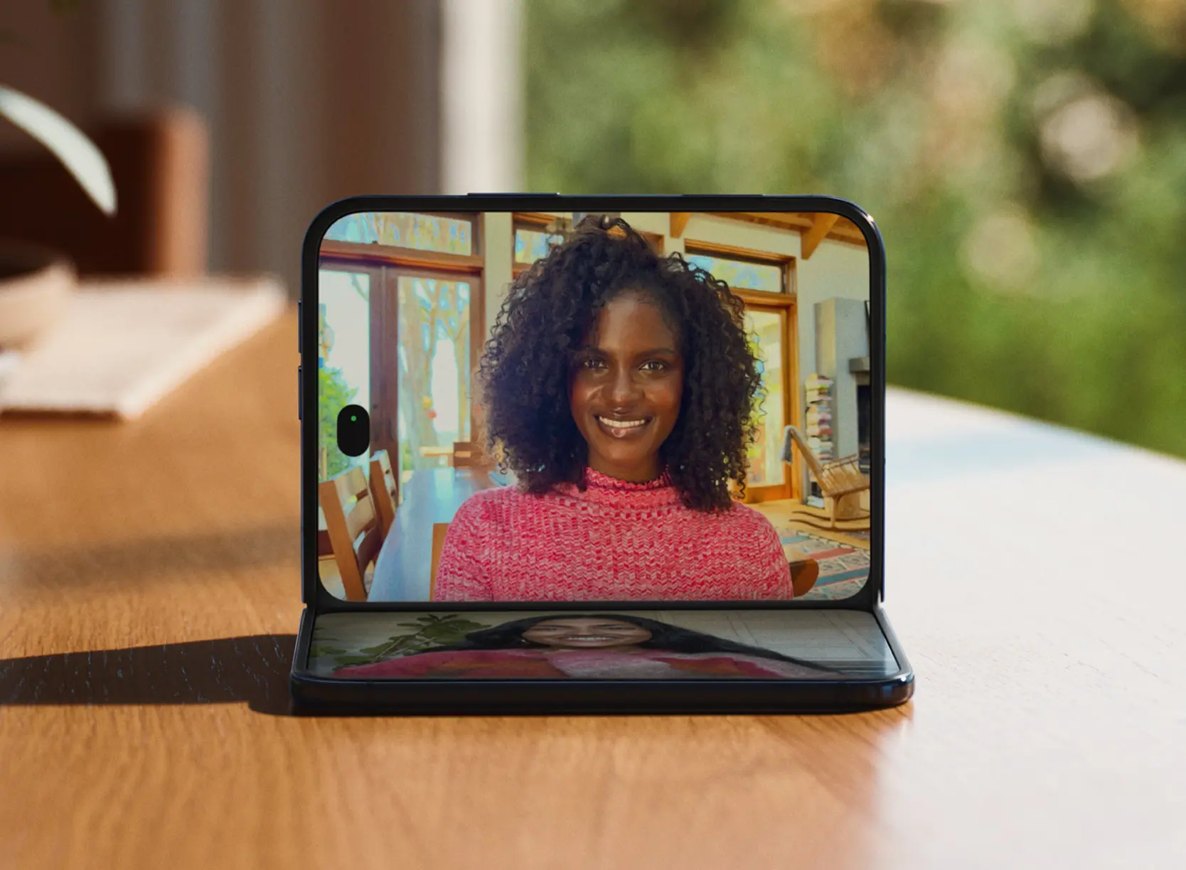 iPhone Duo stendur sjálfur á borði í FaceTime-símtali